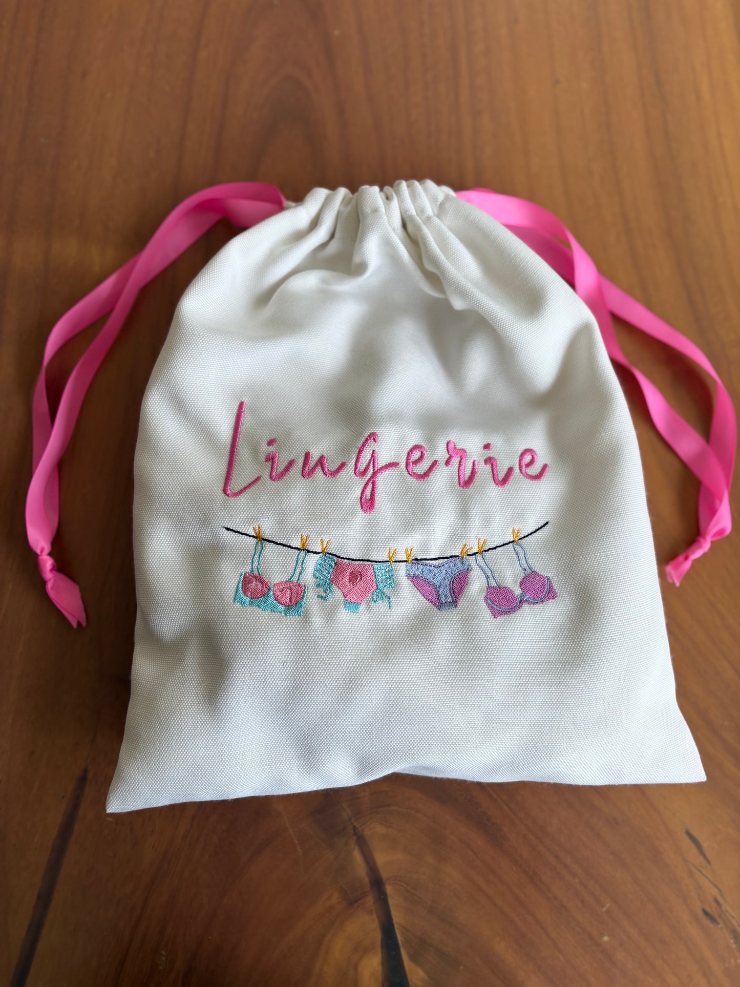 Bolsa para Ropa Interior Bordada