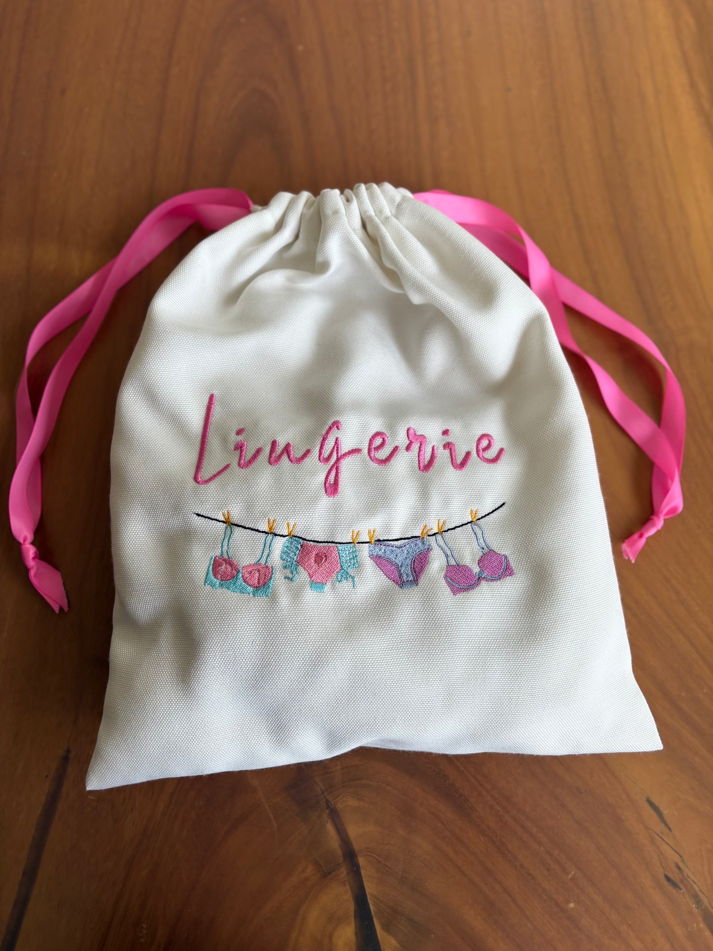 Bolsa para Ropa Interior Bordada