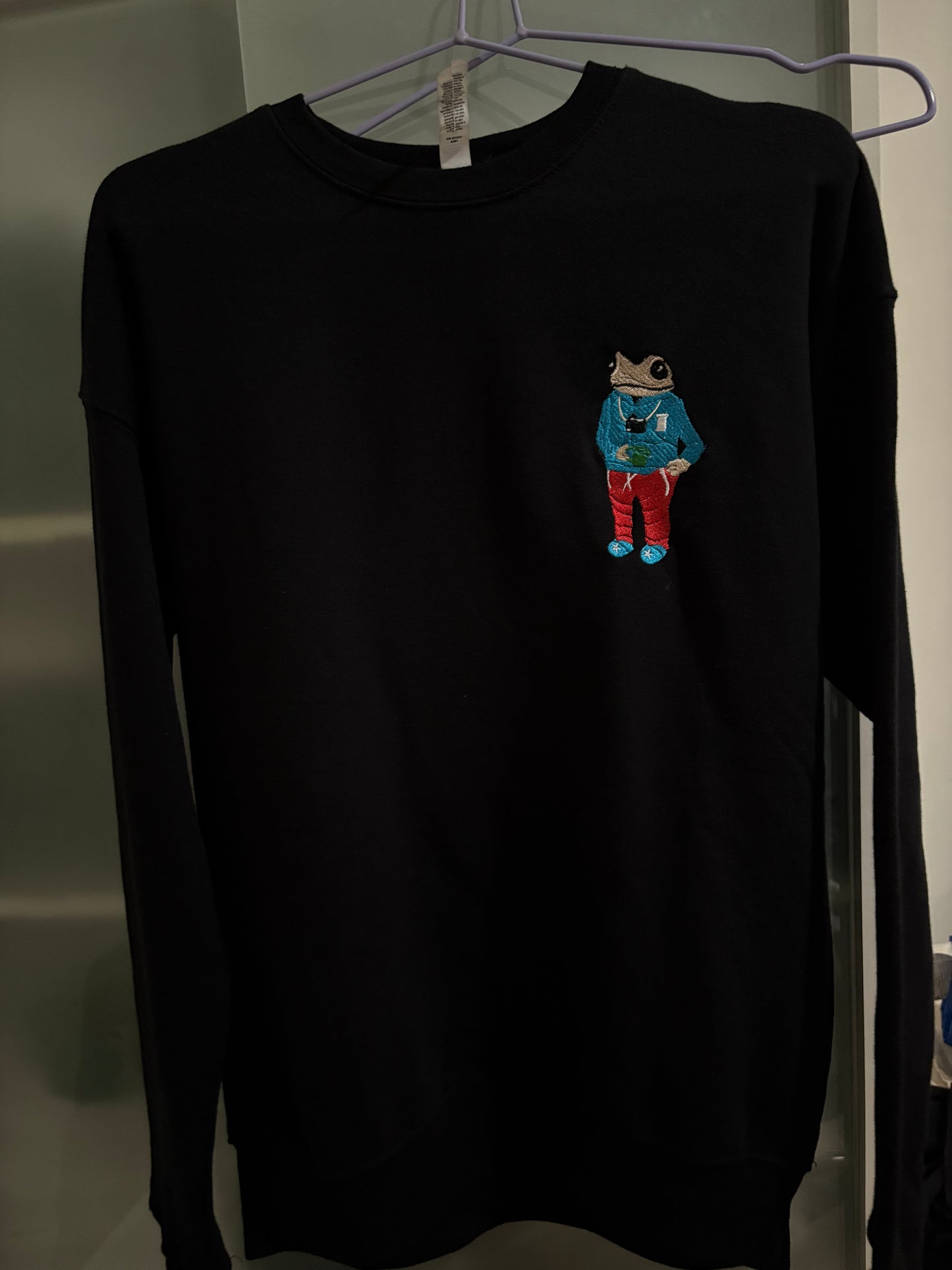 Sapo Concho + Frase Sueter Bordada